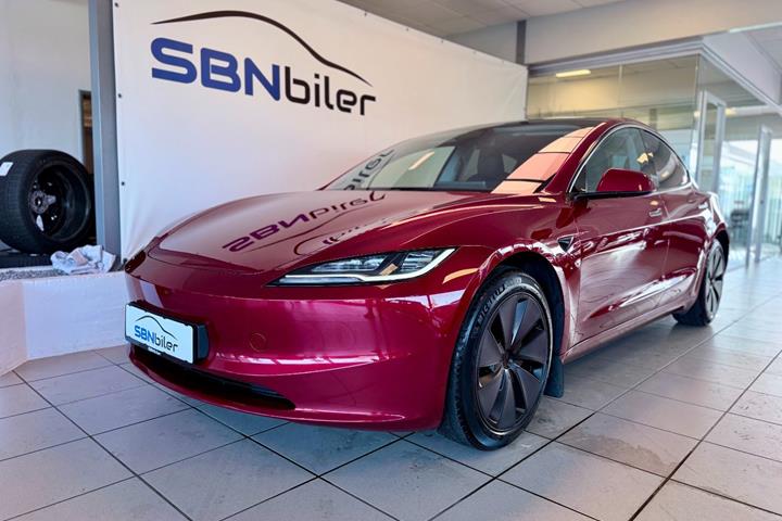 Rød Tesla Model 3 fra 2024