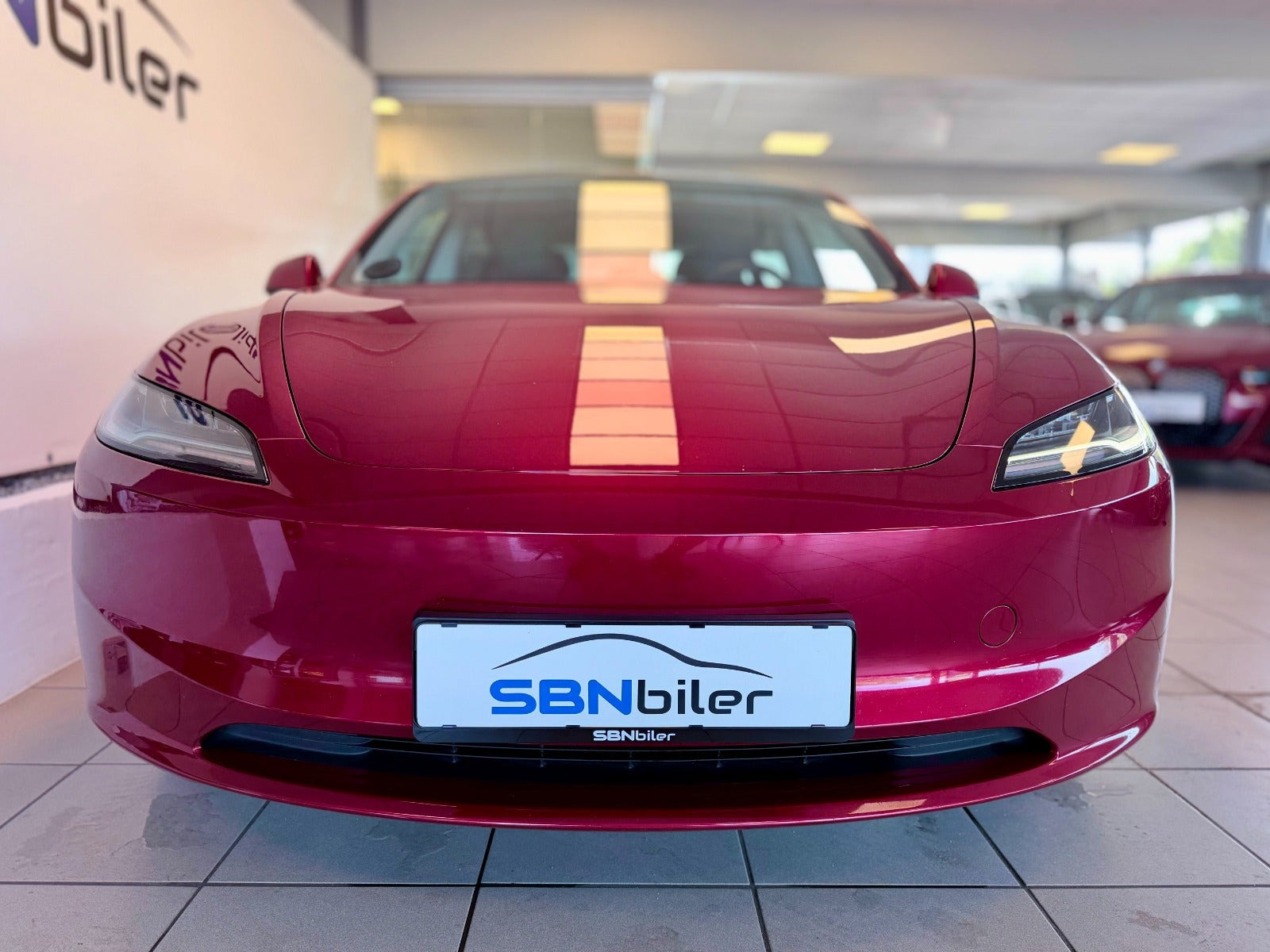 Rød Tesla Model 3 fra 2024