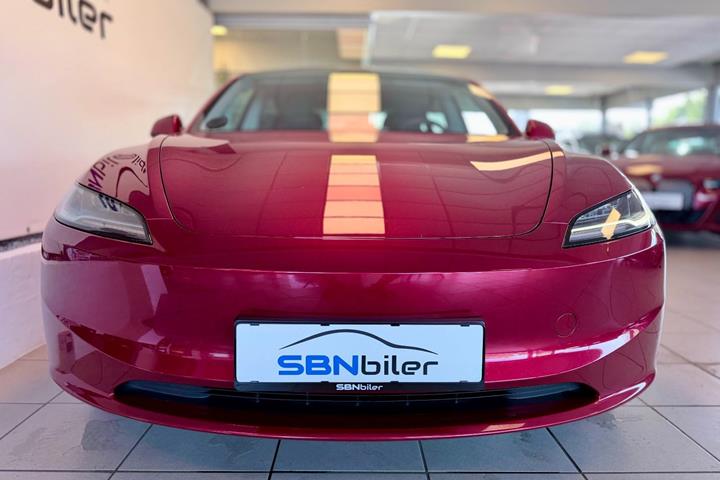 Rød Tesla Model 3 fra 2024