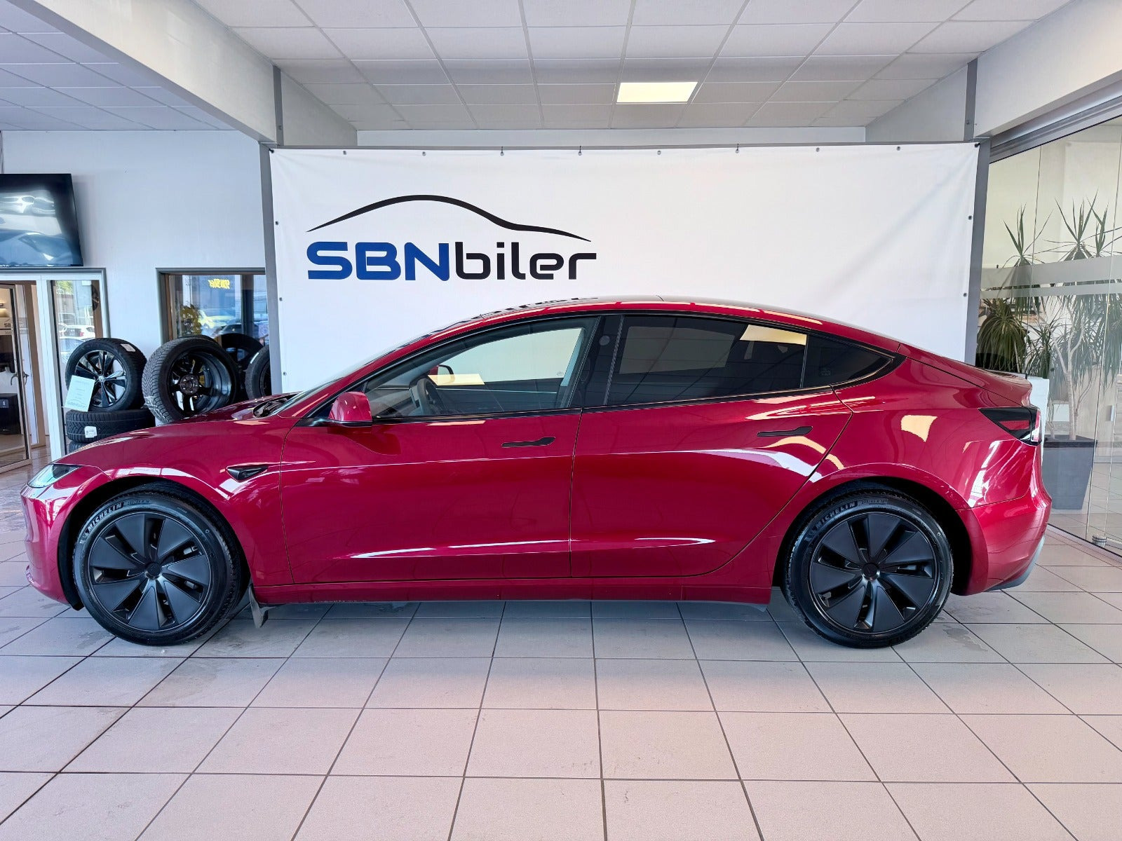 Rød Tesla Model 3 fra 2024