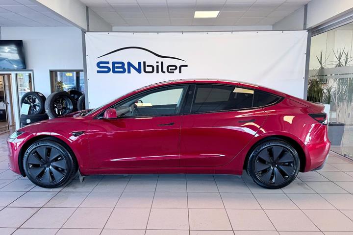 Rød Tesla Model 3 fra 2024