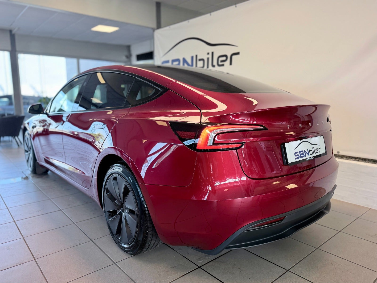 Rød Tesla Model 3 fra 2024