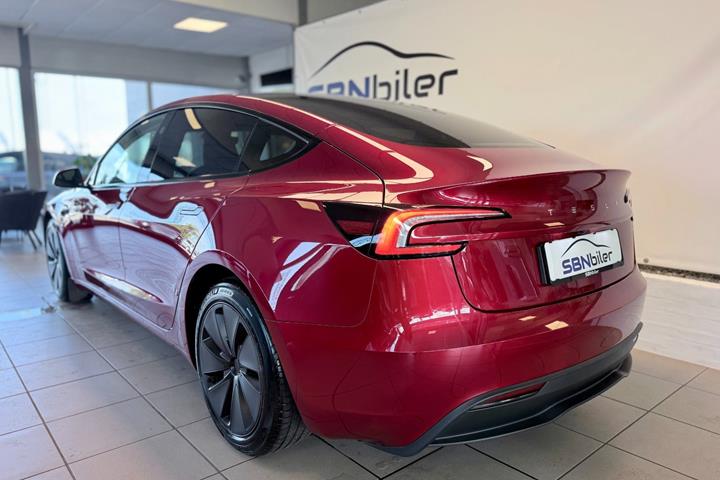 Rød Tesla Model 3 fra 2024