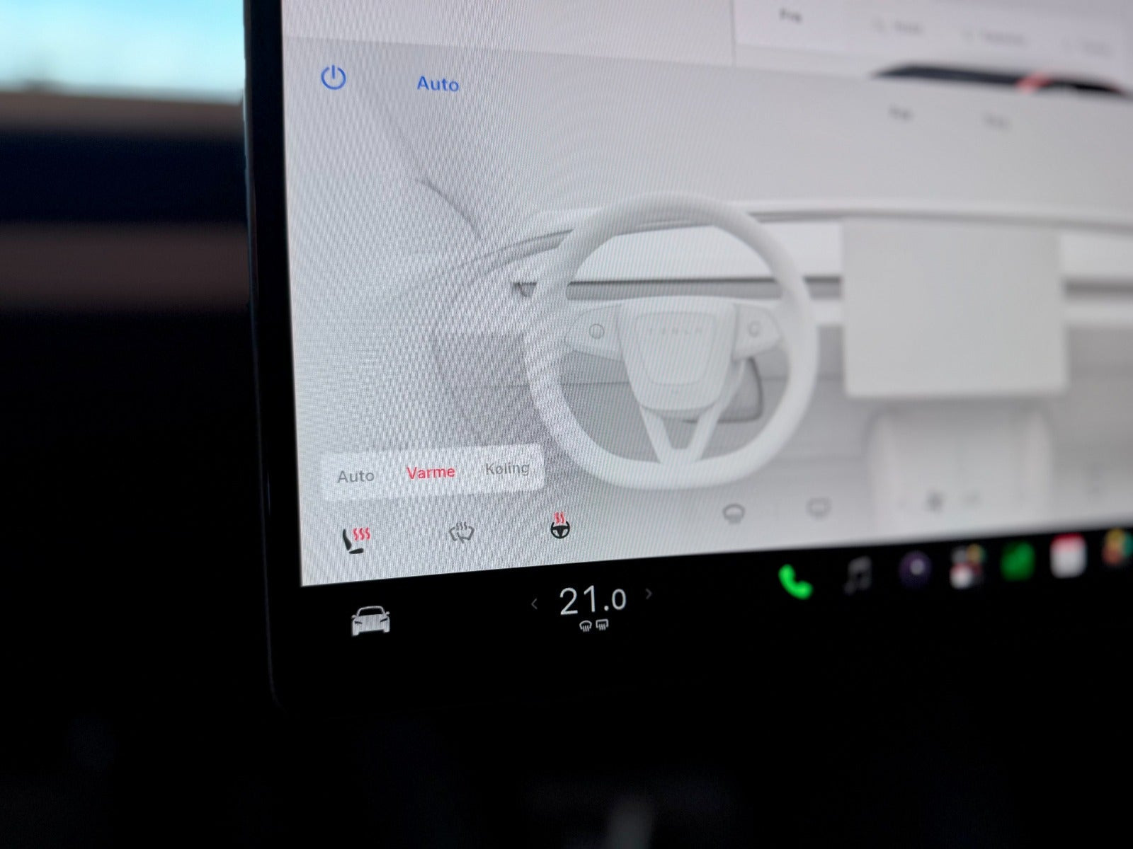 Rød Tesla Model 3 fra 2024