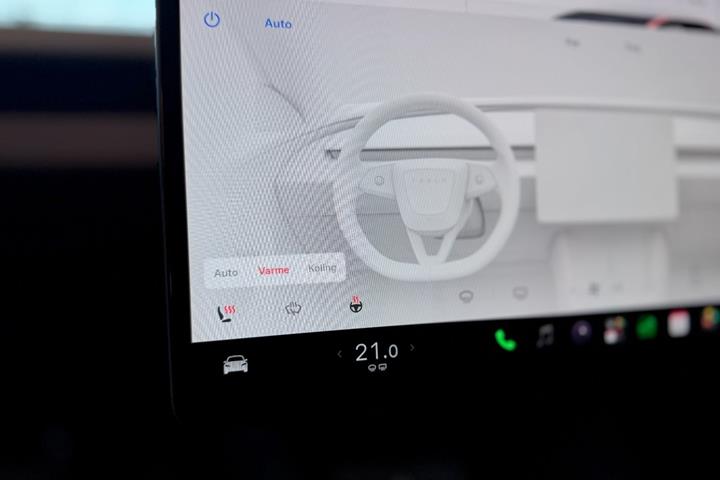 Rød Tesla Model 3 fra 2024