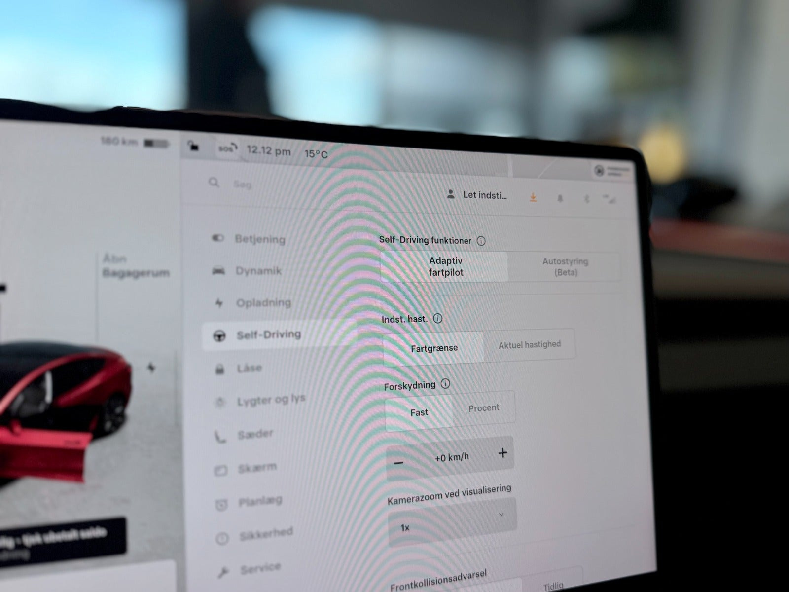 Rød Tesla Model 3 fra 2024