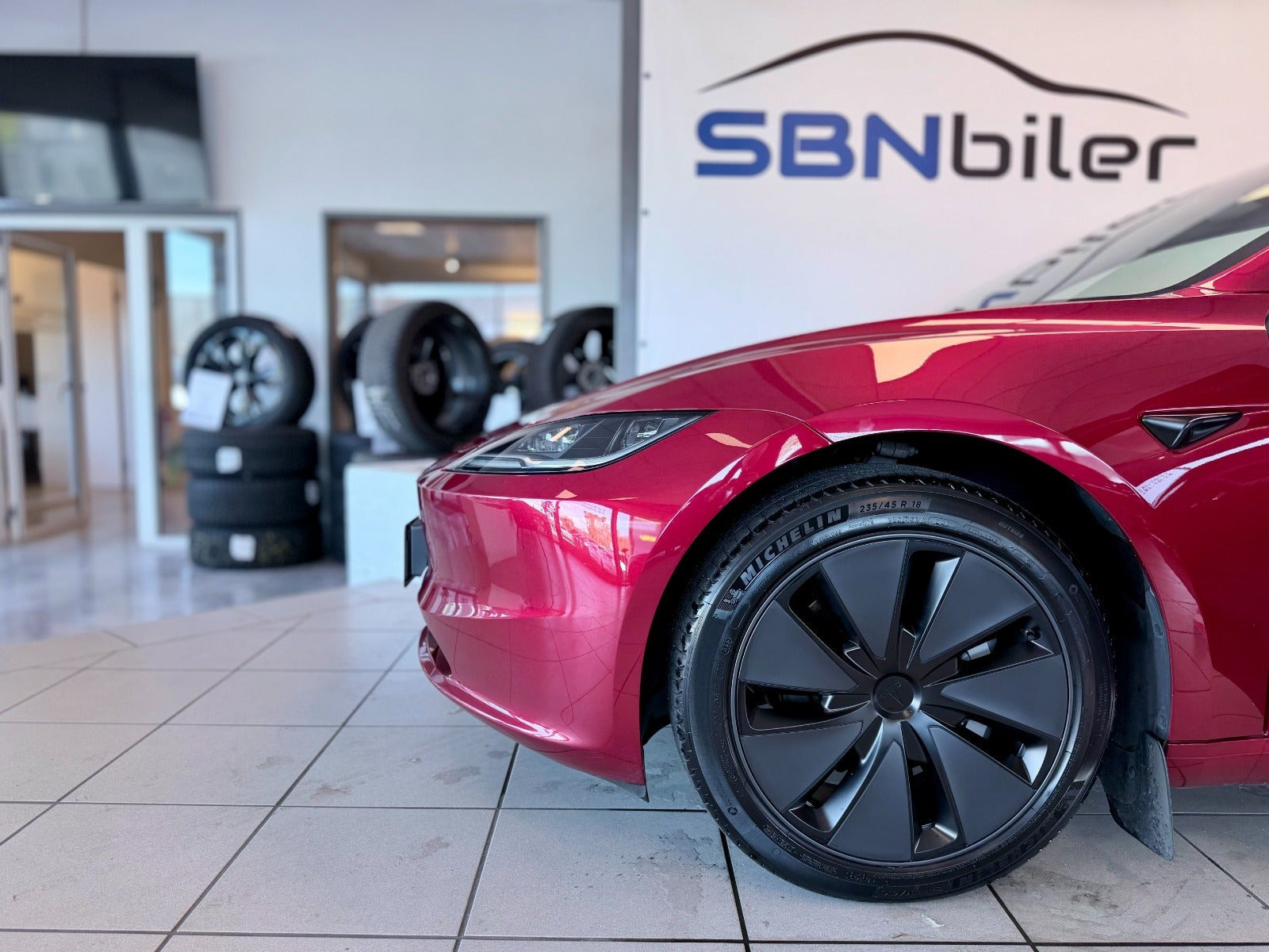 Rød Tesla Model 3 fra 2024