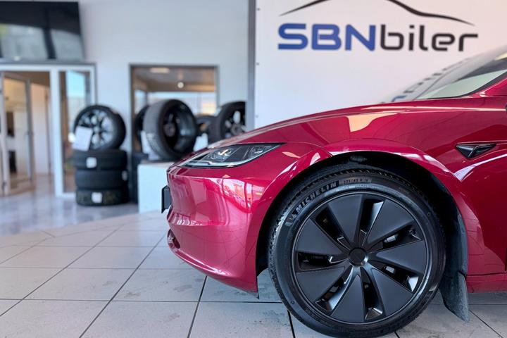 Rød Tesla Model 3 fra 2024