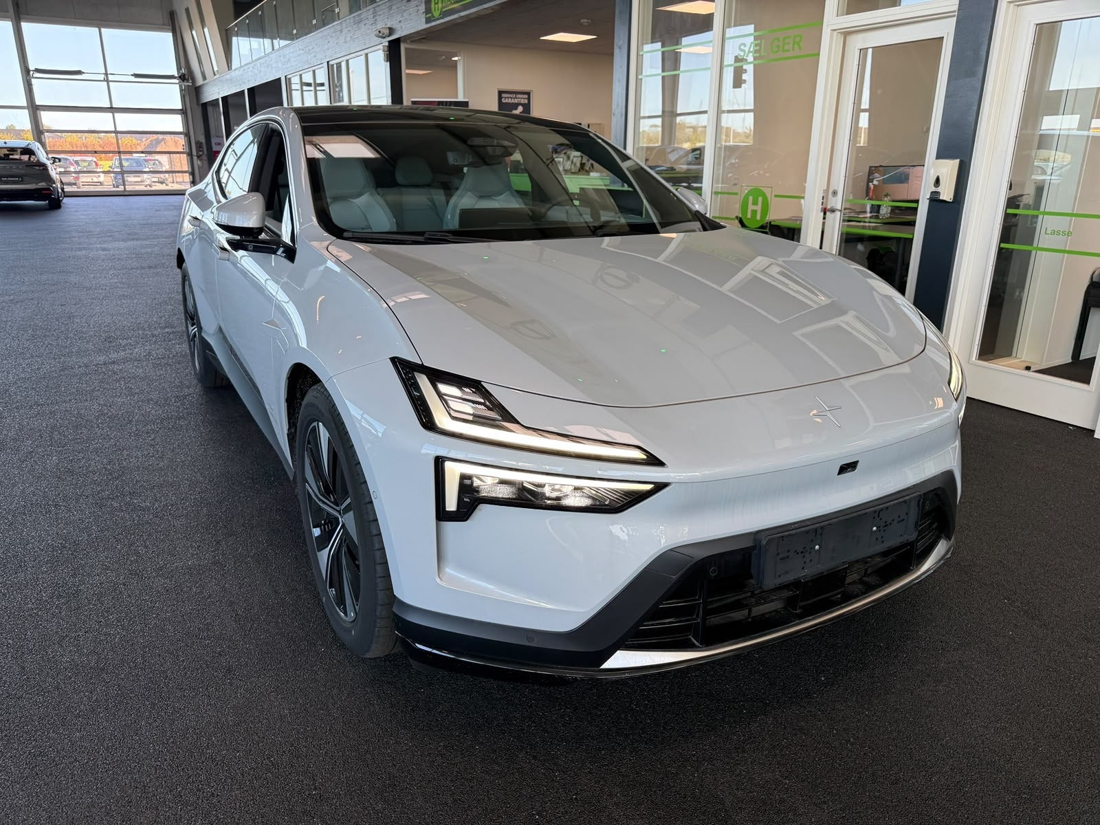 Sølv Polestar 4 fra 2025
