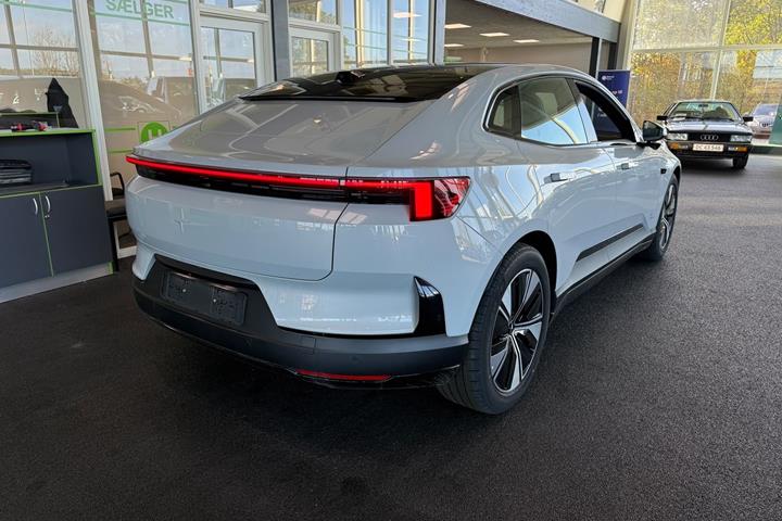 Sølv Polestar 4 fra 2025