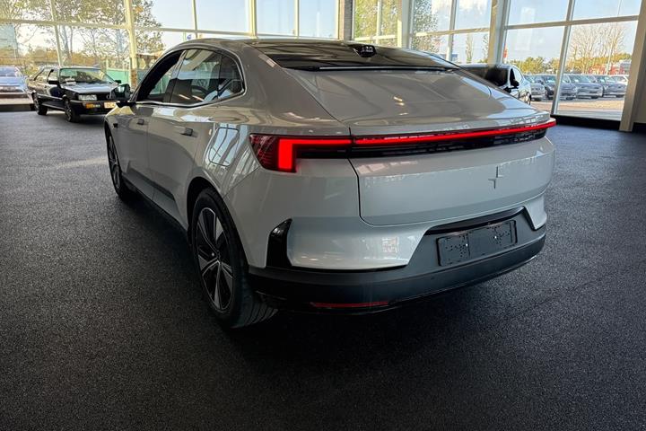 Sølv Polestar 4 fra 2025