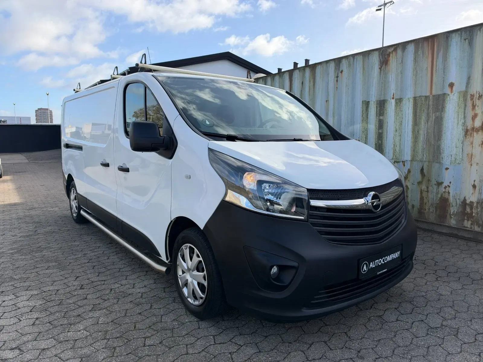 Hvid Opel Vivaro fra 2019