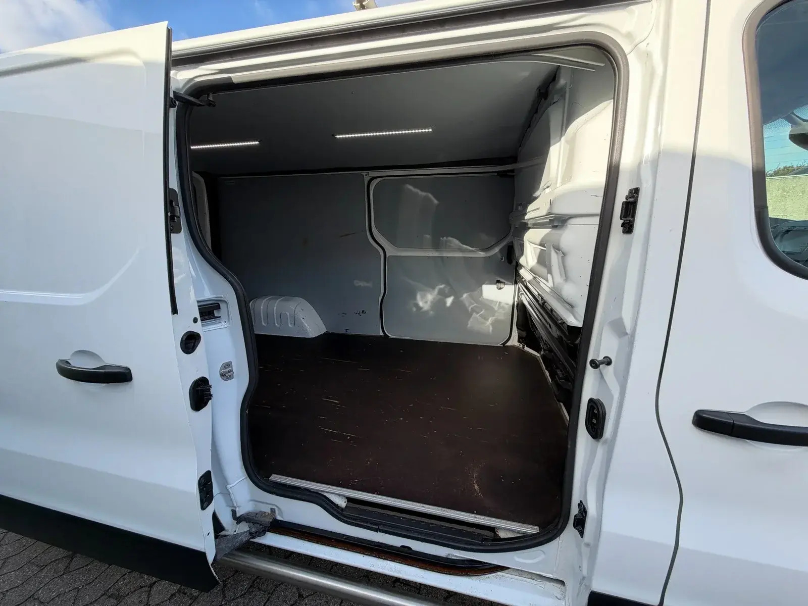 Hvid Opel Vivaro fra 2019