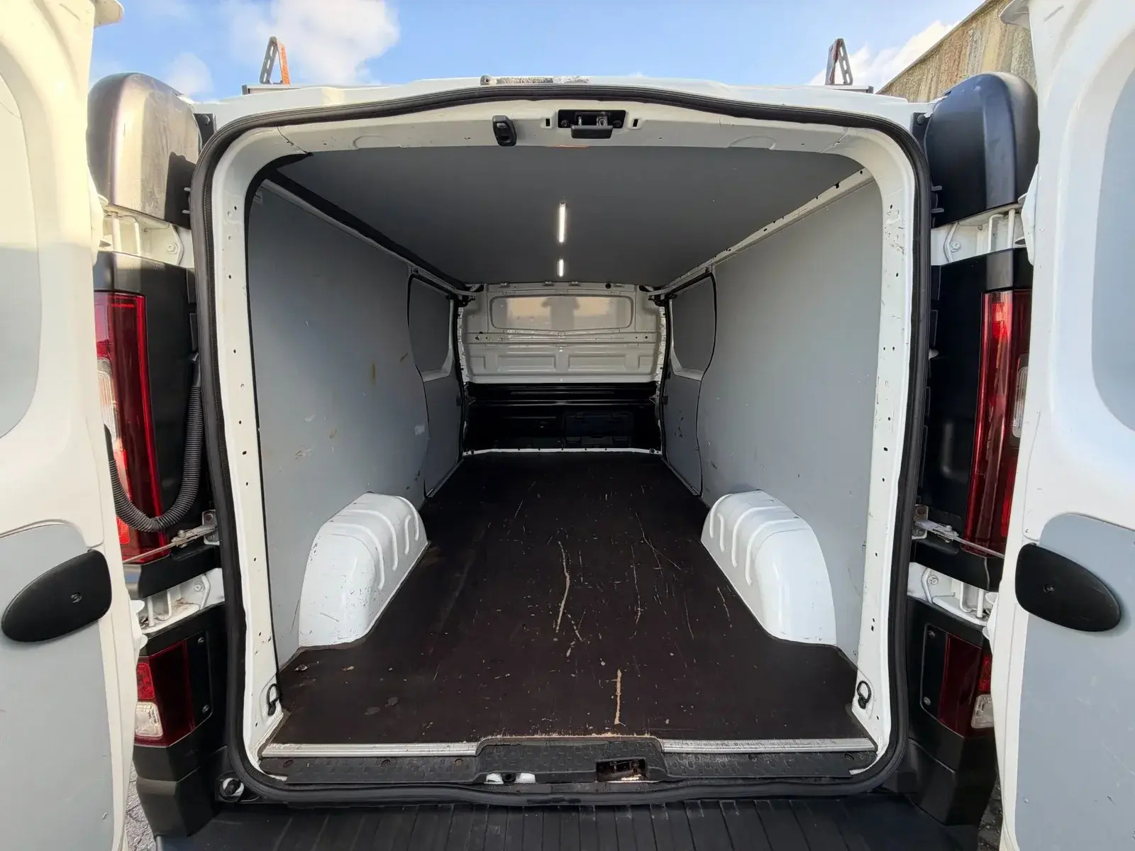 Hvid Opel Vivaro fra 2019