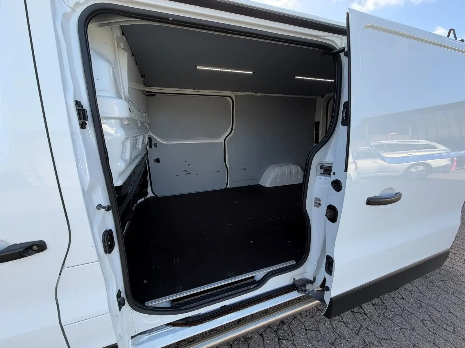 Hvid Opel Vivaro fra 2019