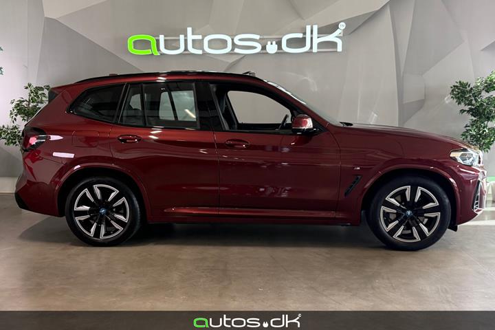 Rød BMW iX3 fra 2022