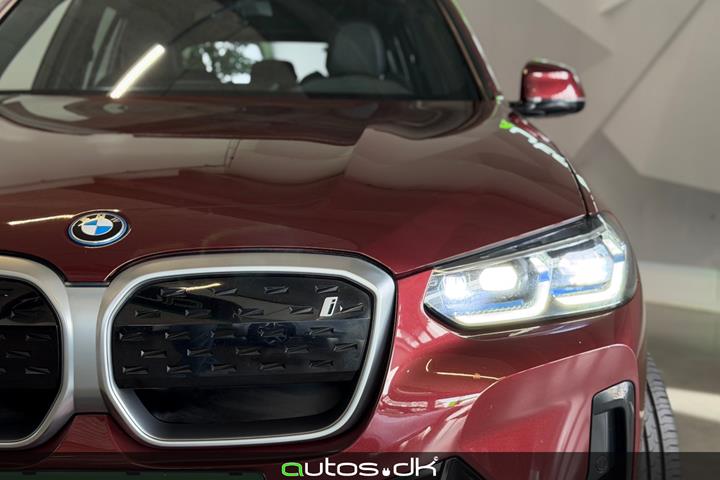Rød BMW iX3 fra 2022