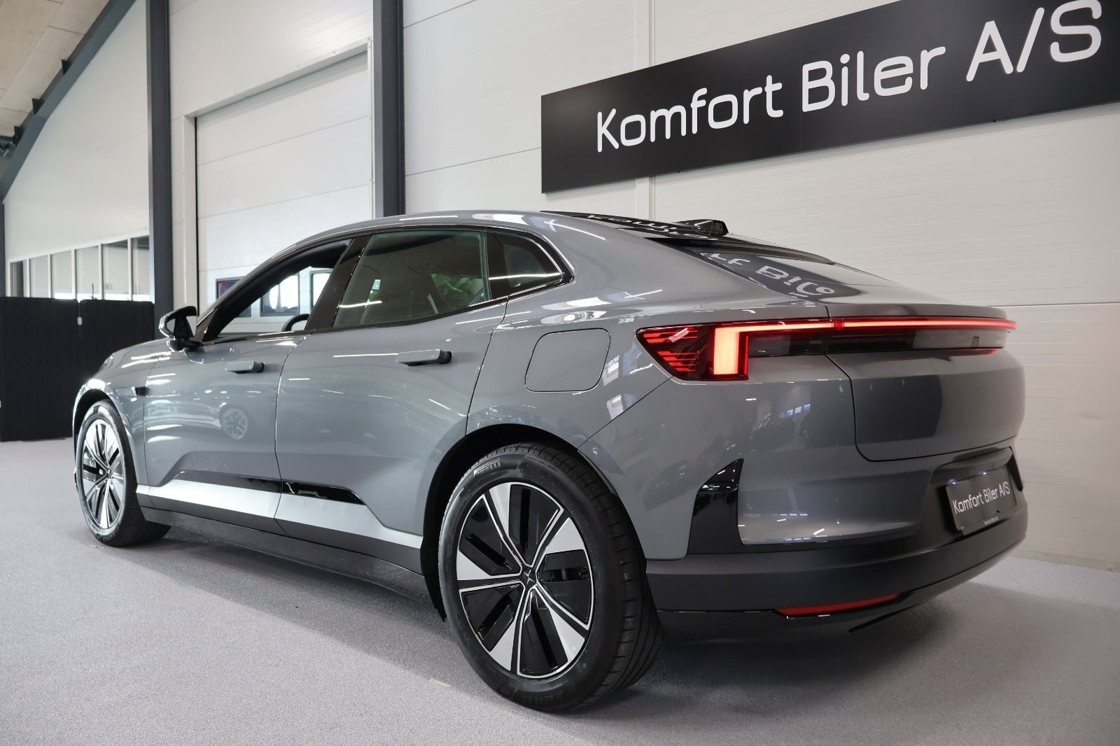 Grå Polestar 4 fra 2025