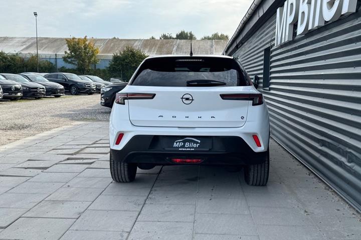 Hvid Opel Mokka-e fra 2024