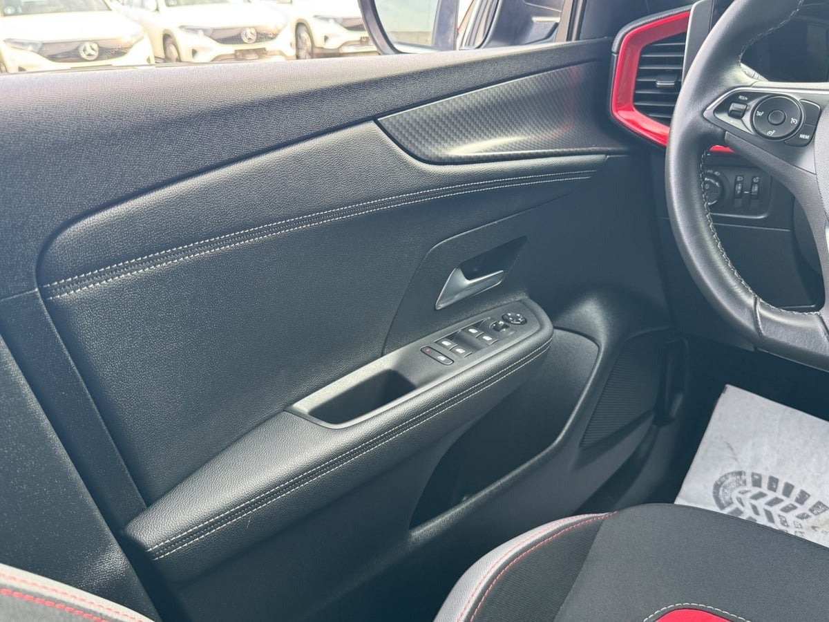 Hvid Opel Mokka-e fra 2024