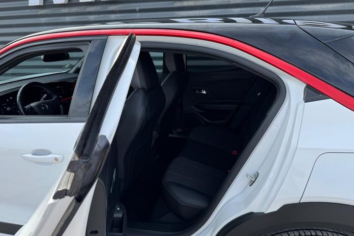 Hvid Opel Mokka-e fra 2024