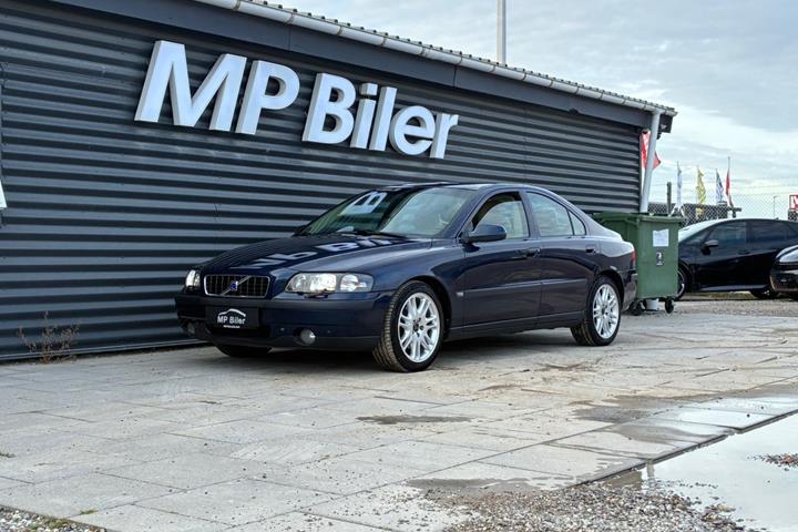 Blå Volvo S60 fra 2001