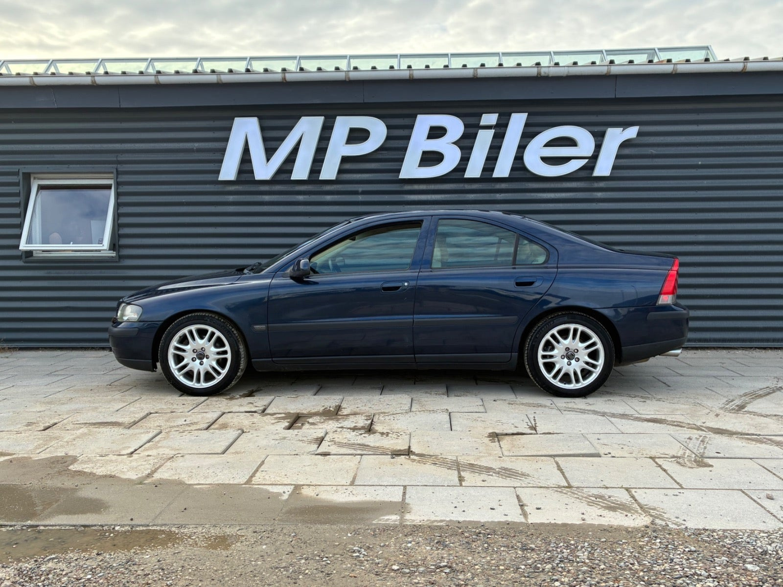 Blå Volvo S60 fra 2001