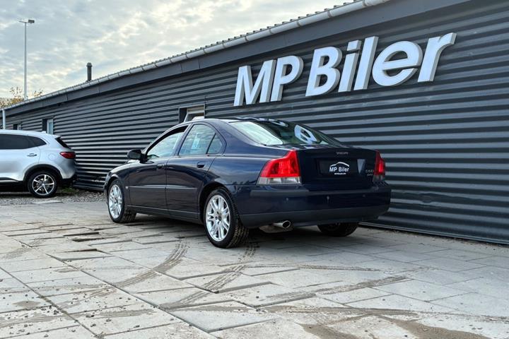 Blå Volvo S60 fra 2001