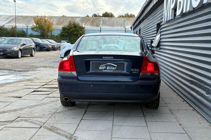 Blå Volvo S60 fra 2001