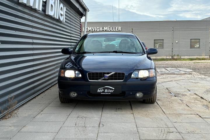 Blå Volvo S60 fra 2001