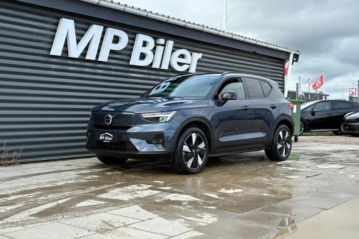 Blå Volvo EX40 fra 2025 set udefra