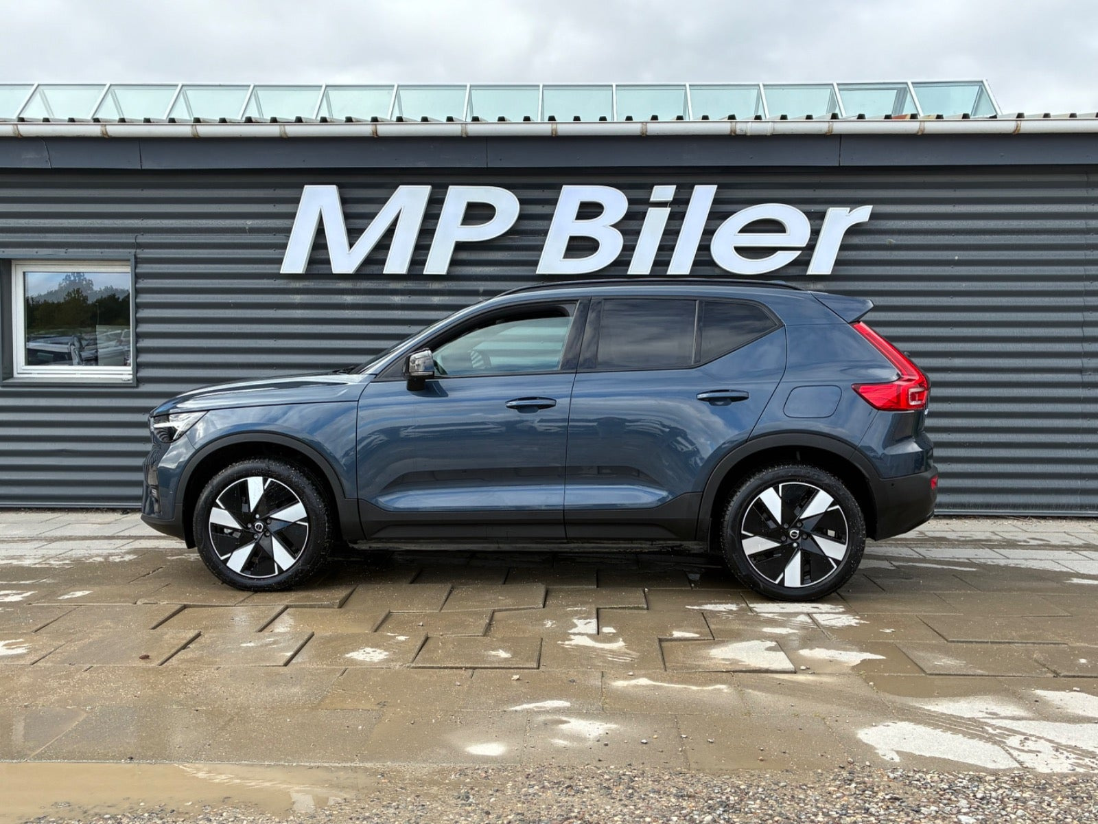 Blå Volvo EX40 fra 2025