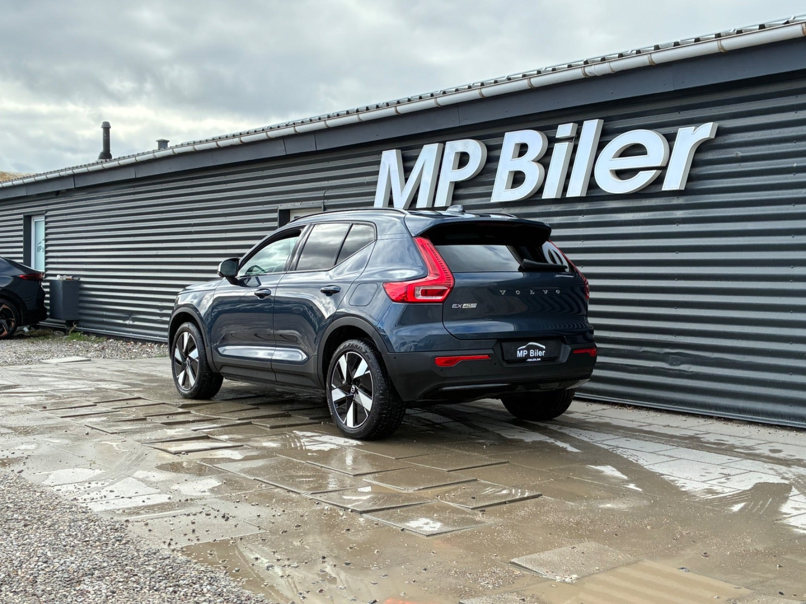 Blå Volvo EX40 fra 2025