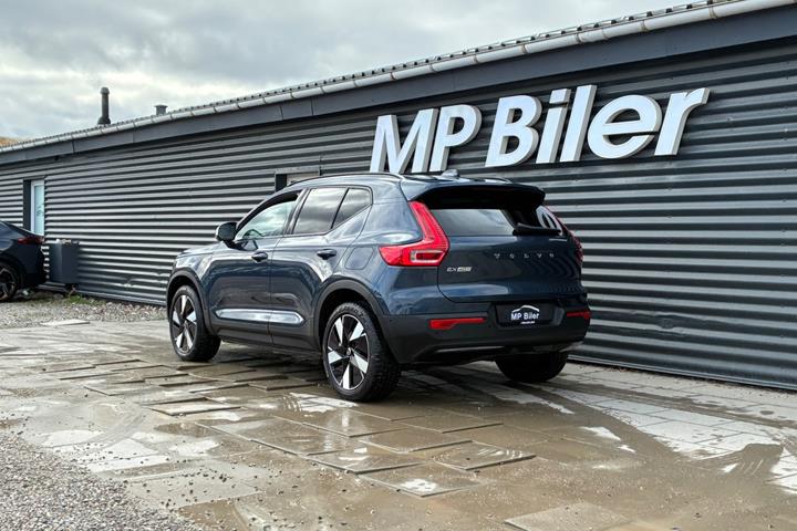 Blå Volvo EX40 fra 2025