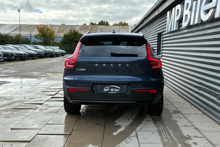 Blå Volvo EX40 fra 2025