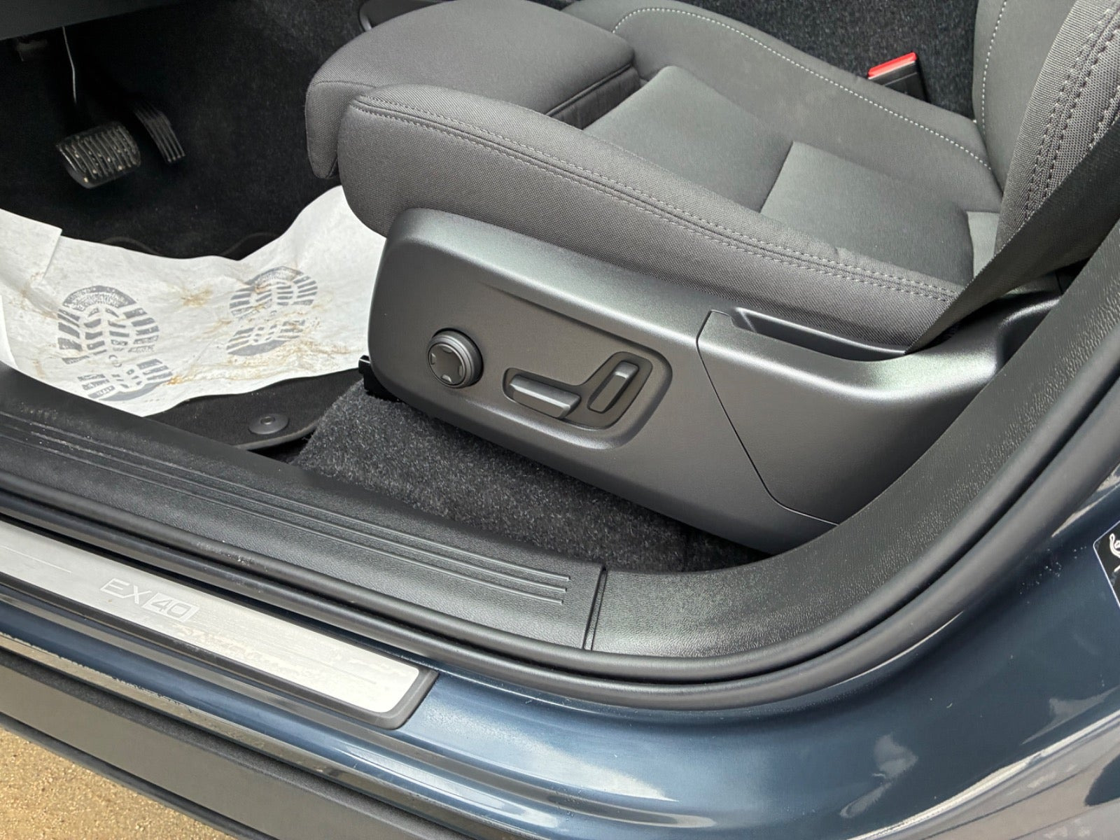 Blå Volvo EX40 fra 2025