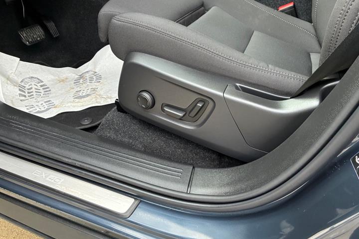 Blå Volvo EX40 fra 2025