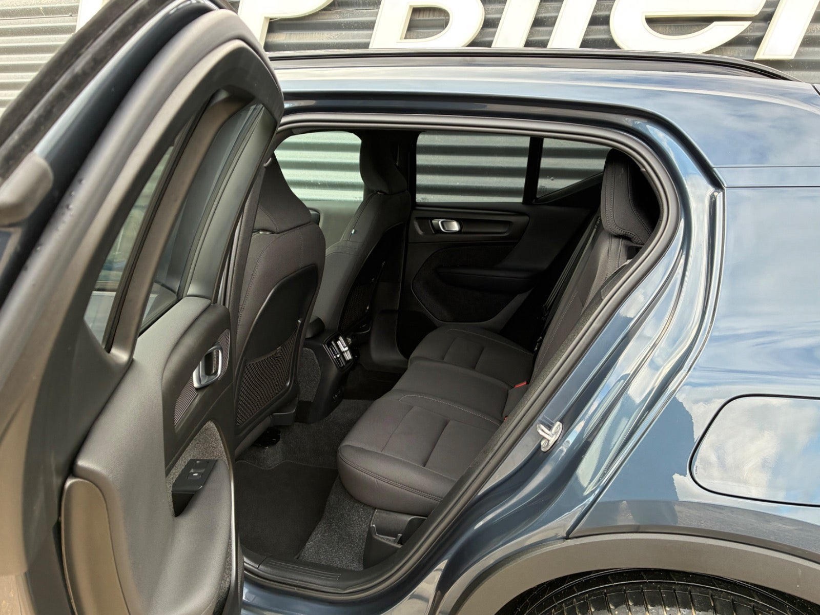Blå Volvo EX40 fra 2025