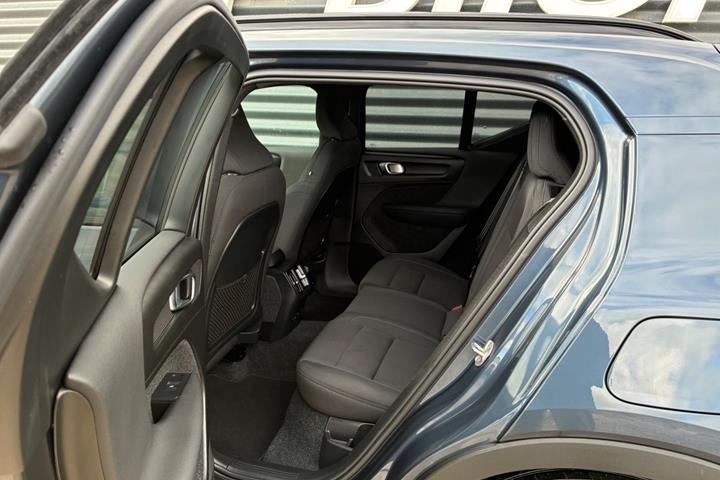 Blå Volvo EX40 fra 2025