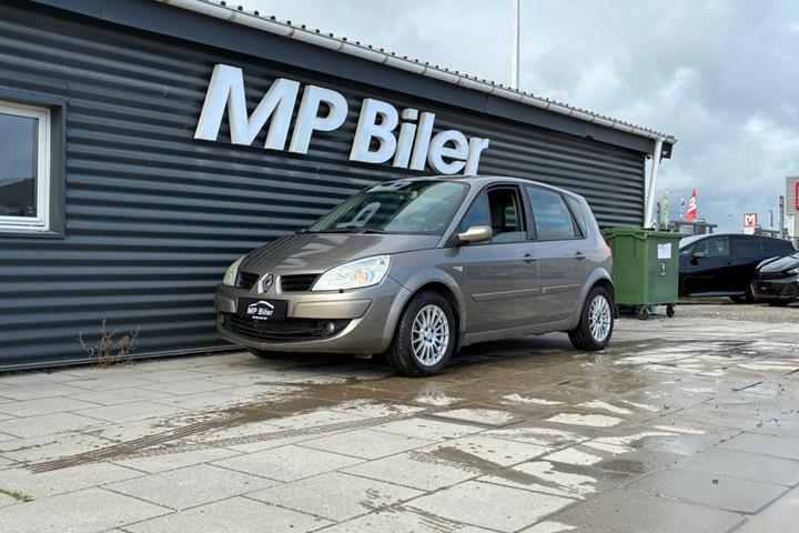 Orange Renault Scenic II fra 2008