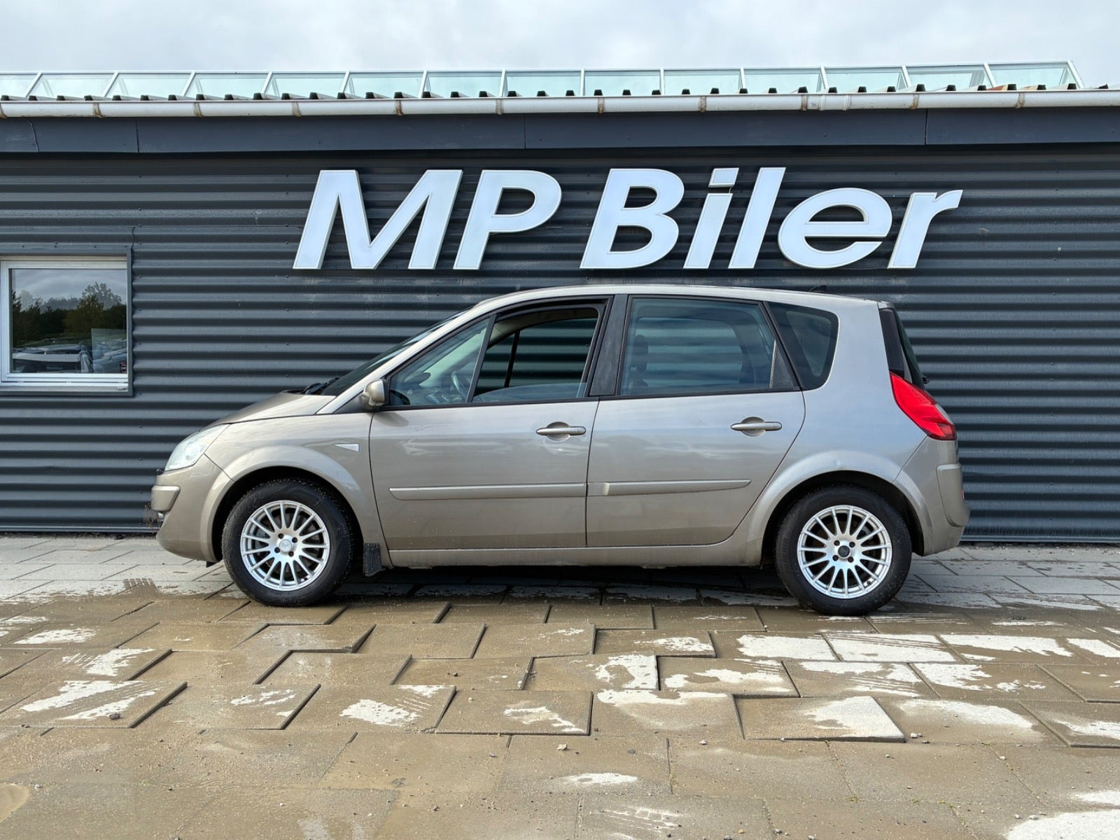 Orange Renault Scenic II fra 2008