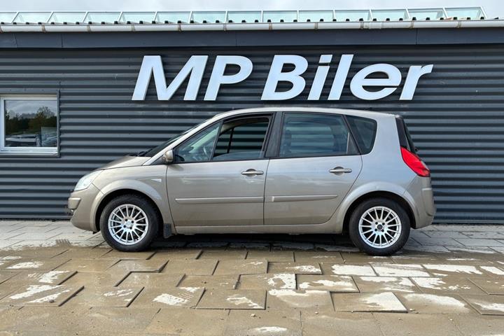 Orange Renault Scenic II fra 2008
