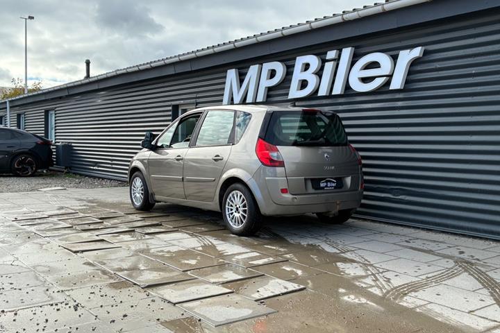 Orange Renault Scenic II fra 2008