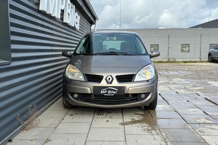 Orange Renault Scenic II fra 2008