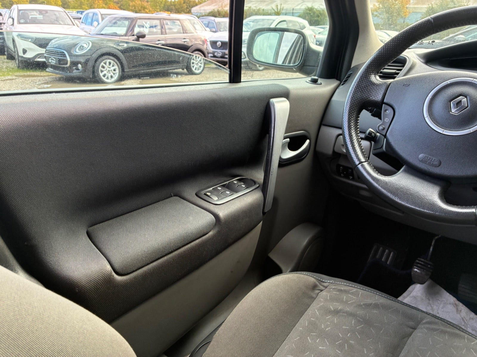 Orange Renault Scenic II fra 2008