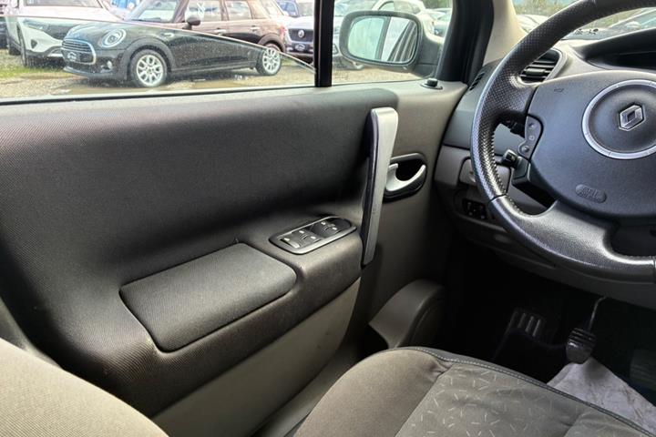 Orange Renault Scenic II fra 2008