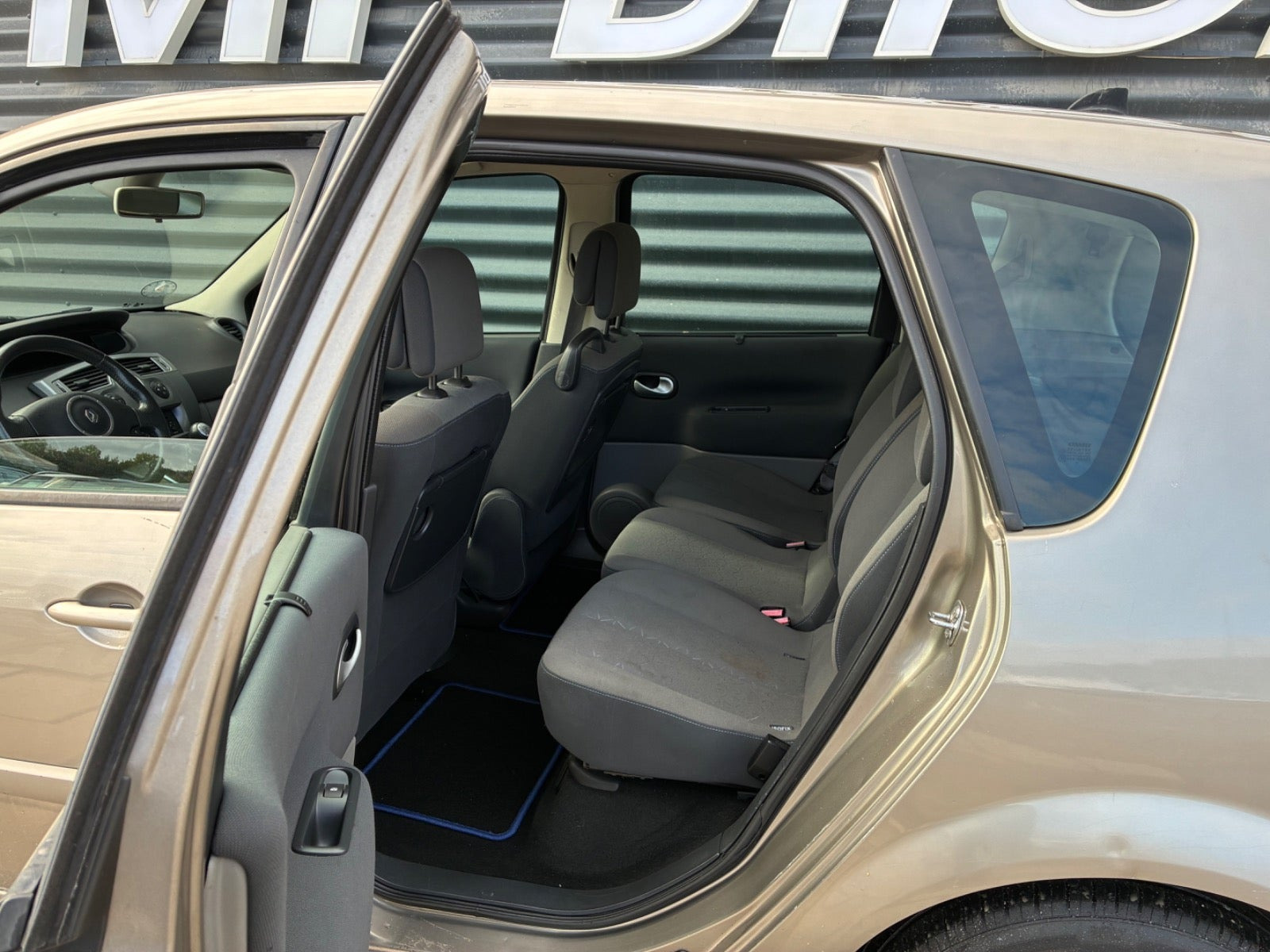 Orange Renault Scenic II fra 2008