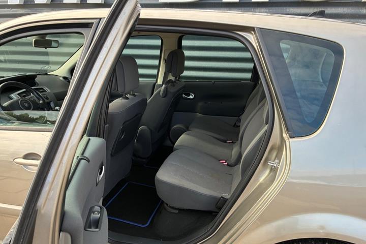 Orange Renault Scenic II fra 2008