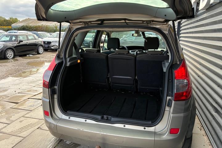 Orange Renault Scenic II fra 2008
