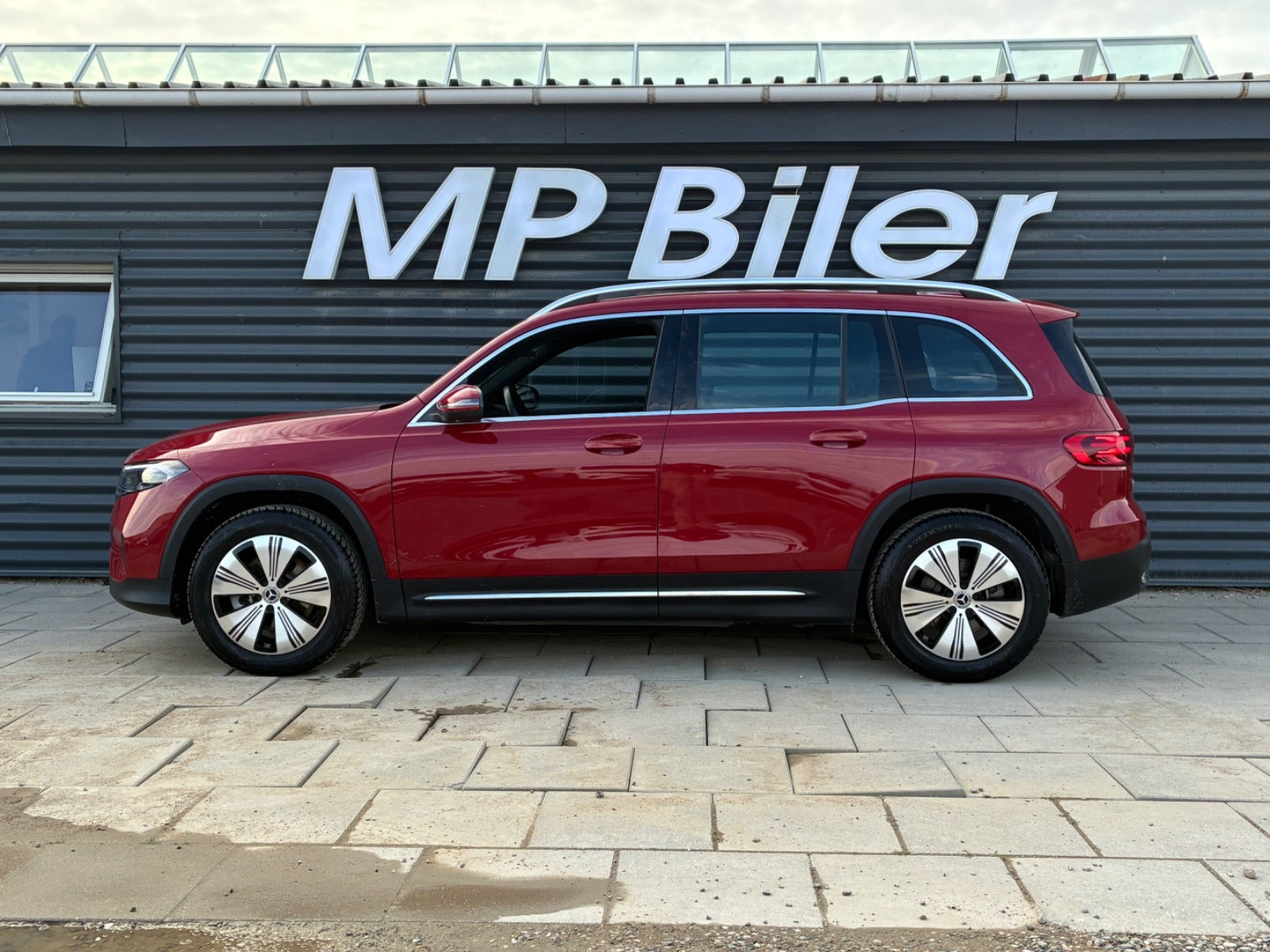 Rød Mercedes EQB250+ fra 2025